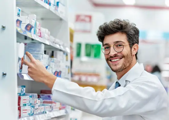 Apotheker aan het werk in zijn apotheek 